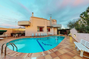 Villa con piscina e giardino a due passi dal mare. Quartu Sant'elena